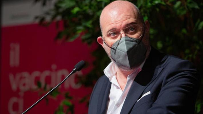 Bonaccini rilancia l'obbligo di vaccino per il personale scolastico: "Senza, si rischia di tornare alla dad"