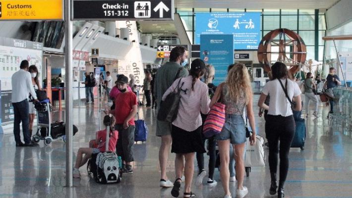 La Farnesina a 400 ragazzi verso la Grecia: "Rischio sanitario. Dotatevi di una polizza assicurativa adeguata"