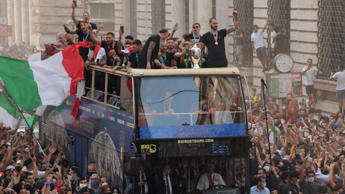 A Roma contagi quintuplicati: "Paghiamo i festeggiamenti per gli Europei"