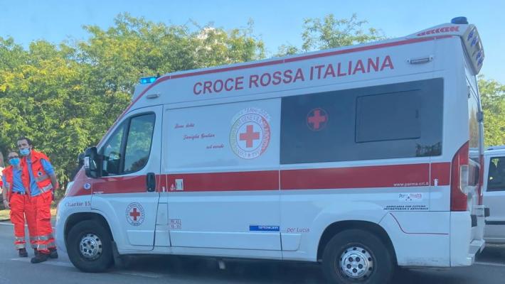 Scontro auto-moto sulla rotatoria in via Venezia: motociclista 77enne sbalzato sull'asfalto