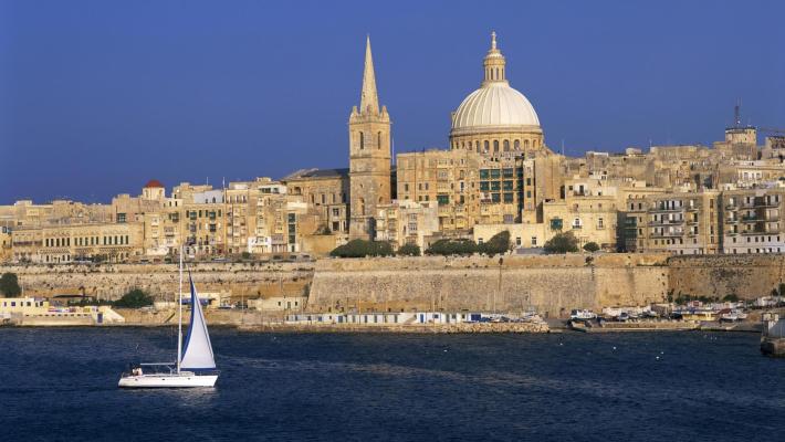 Arriva a Malta e scopre che il corso è annullato. La disavventura di un 22enne parmigiano