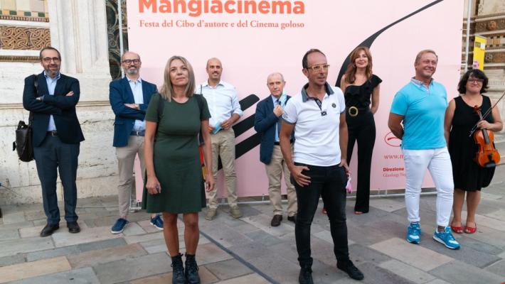 La ricetta pop di Mangiacinema 2.1? Pesto alla parmigiana: olio, pomodoro, acciughe e Parmigiano