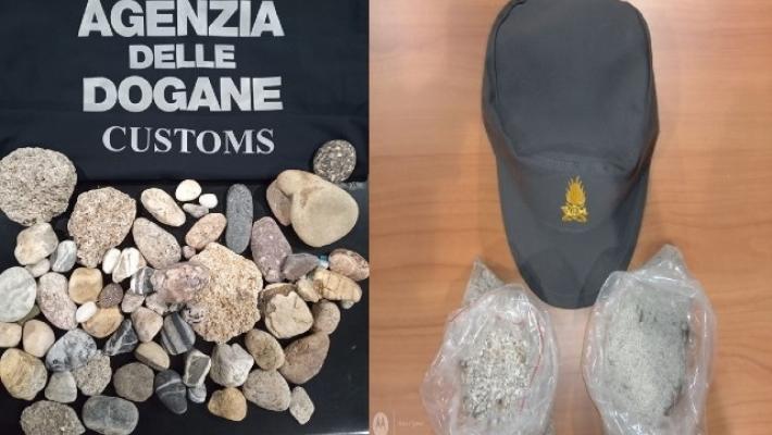 Rubano sabbia e conchiglie, 11 turisti multati a Cagliari