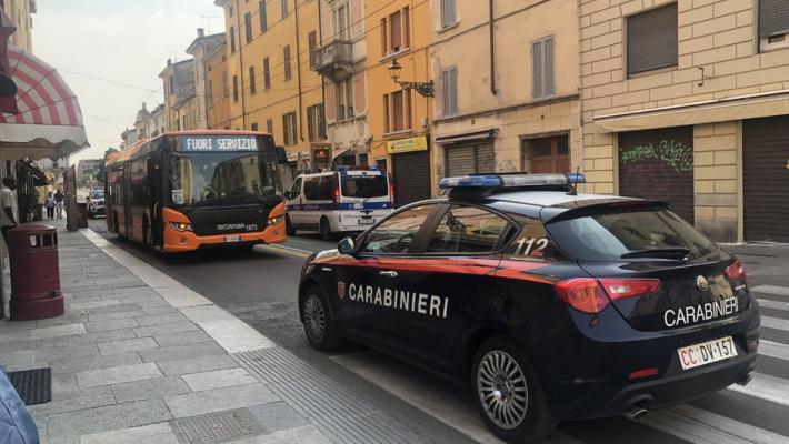 Non pagano il biglietto e danno in escandescenze. Arrivano i Carabinieri