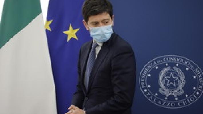 Scuola, Speranza "In corso valutazione obbligo vaccino"