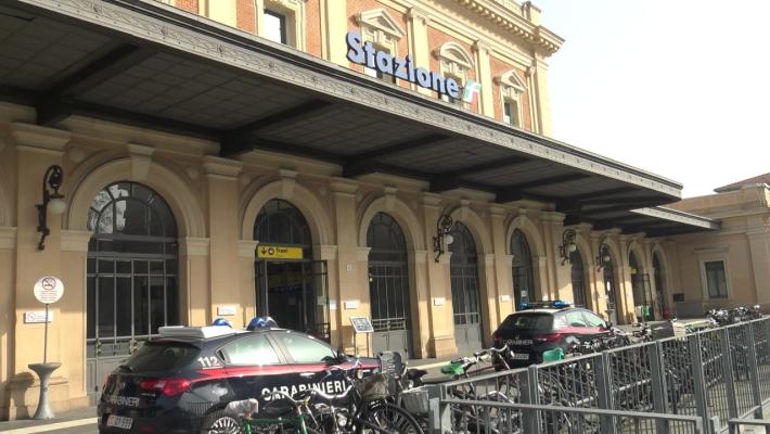 Botte alla fidanzata e all'amica, poi aggredisce i carabinieri aiutato dagli amici: arrestato dopo la fuga