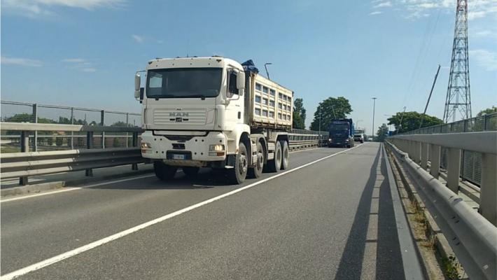 Tir che invadono la corsia opposta per evitare i sensori del Ponte sul Po: summit Provincia-Polizia stradale