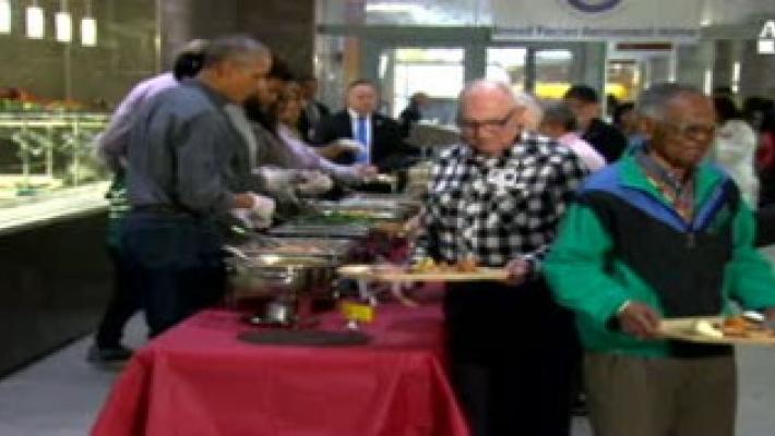 La famiglia Obama con i veterani per il Thanksgiving