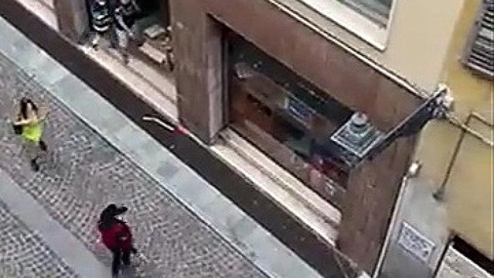 Aggressione, otto mesi al 19enne arrestato