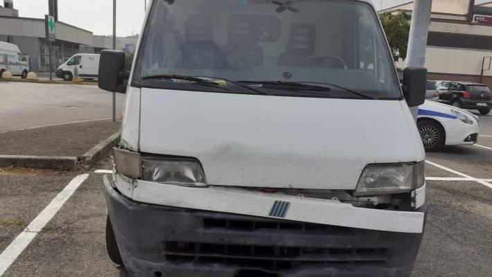 Incredibile carambola a tutta velocità con il furgone: semina danni, poi parcheggia e torna a casa