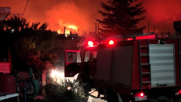 La Grecia brucia: il villaggio di  Evia  circondato dalle fiamme