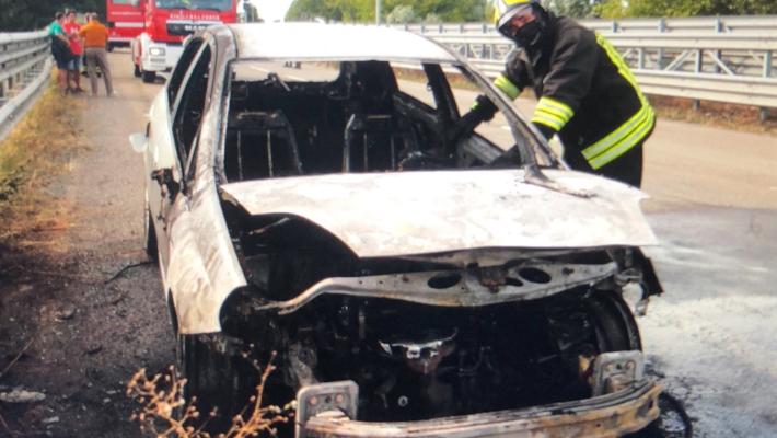 Tangenziale, auto divorata dalle fiamme