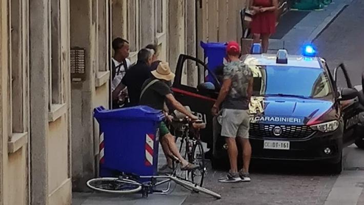 Rapinatore in fuga bloccato dai passanti