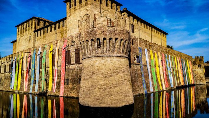 The Rainbow of Peace: gli arcobaleni di Dale colorano la rocca di Fontanellato