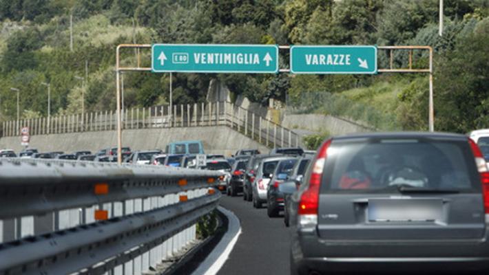 Schianto tra auto e ambulanza in A10, sei feriti gravi