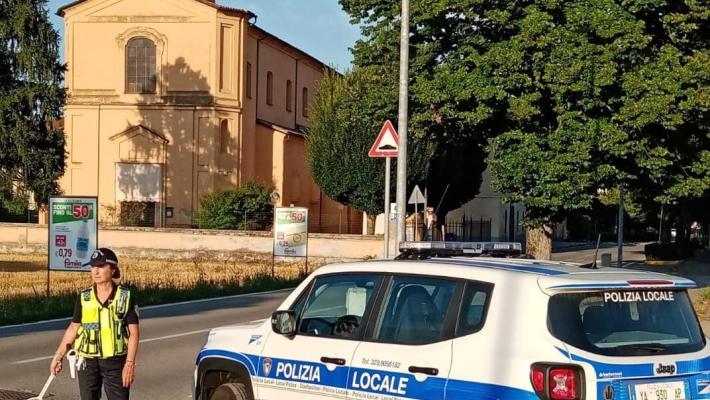 Non si ferma al posto di blocco: l'inseguimento si conclude con una pioggia di multe
