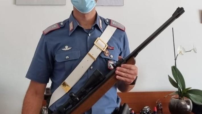 Troppi schiamazzi, esce imbracciando un fucile: paura al parco