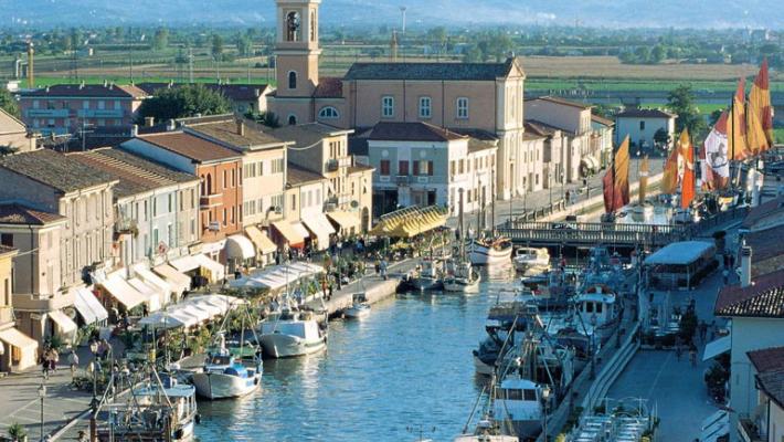 Minaccia e violenta tre ragazze a Cesenatico, arrestato