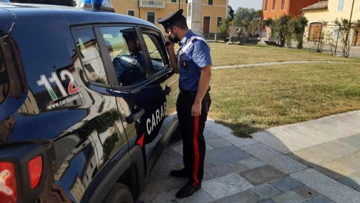 Minacciata dall'ex amante con un video "hot" chiede protezione all'ex marito: finisce a botte
