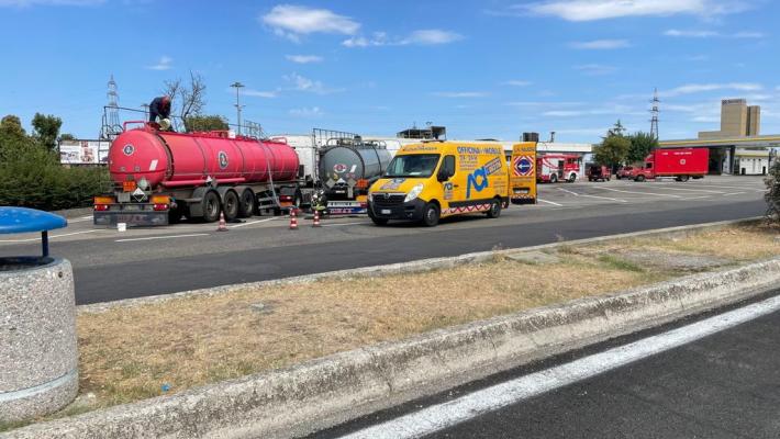Cisterna perde acido cloridrico in A1: intervento all'area di servizio San Martino