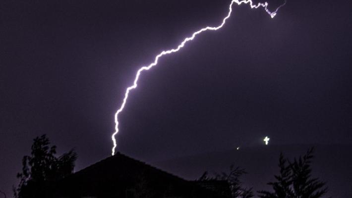 Fulmine cade su telefono mentre sta chiamando, folgorato