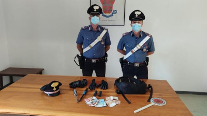 Il ladro scappa, ma nella fuga s'infilza nella cancellata