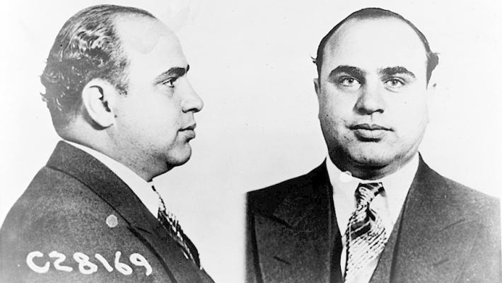 All'asta le armi di Al Capone, con foto, lettere e letto