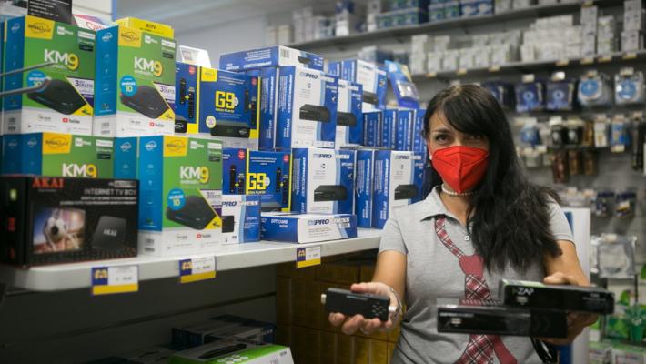 Più televisori che decoder. E negozi già presi d'assalto