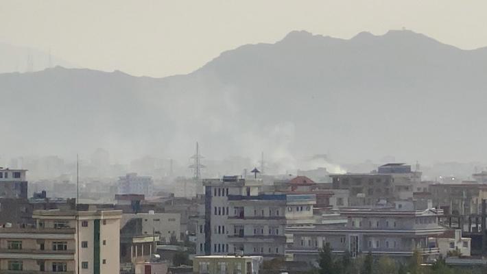  Kabul, esplosione vicino all'aeroporto. Gli Usa: abbiamo colpito kamikaze in procinto di attaccare. Al Arabiya: "Morto un bimbo"
