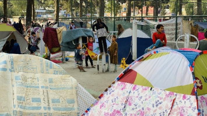 Cede controsoffitto in un albergo di profughi afghani a Modena: due feriti