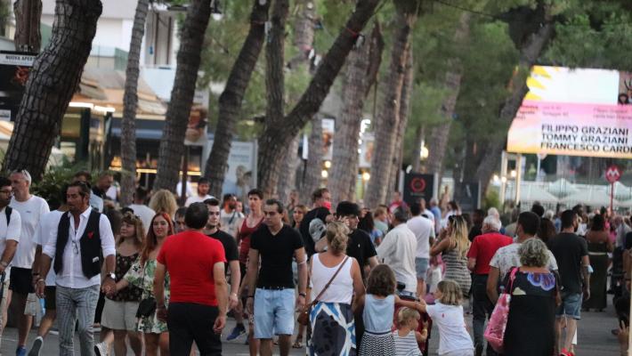 Movida e disordini, Riccione  prolunga  il divieto  di alcol da asporto 