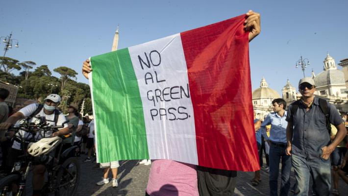 I «no vax» con il bastone degli avi di Neanderthal  