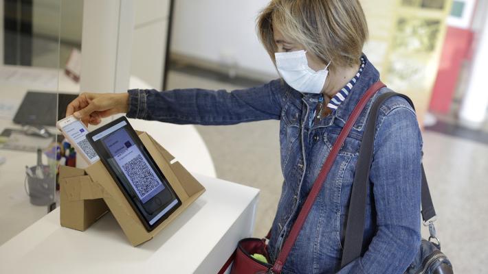 Le prof arrivano senza Green pass: la dirigente chiama i carabinieri