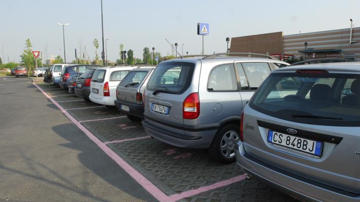 Arrivano multe salate per chi occuperà i parcheggi riservati a donne in gravidanza e genitori con bebè