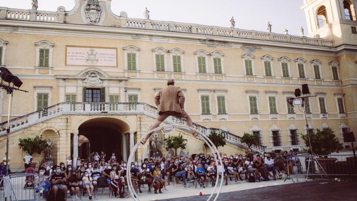 Il circo conquista i giardini della Reggia