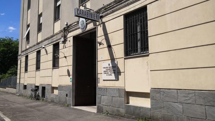 Si siede dietro di lei sul bus e alla fermata successiva le strappa la collana e fugge: denunciato