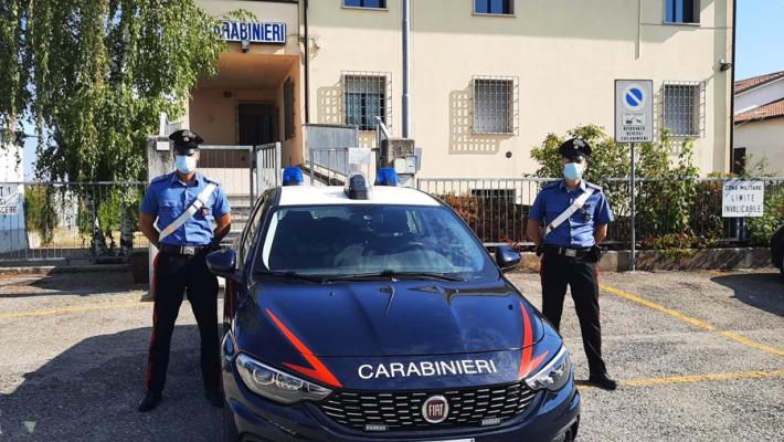 Strappano la collana a un 17enne che attende il bus: divieto di avvicinamento e obbligo di presentazione alle forze dell'ordine per due 18enni