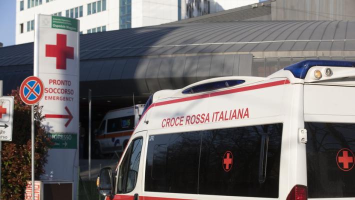 Cerca di difendere una ragazza aggredita da un amico: accoltellato un 62enne di Corniglio