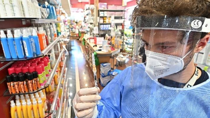 Da domani le prenotazioni per la somministrazione del vaccino in farmacia