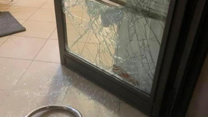 Il ladro rompe la vetrina e ruba pochi spiccioli