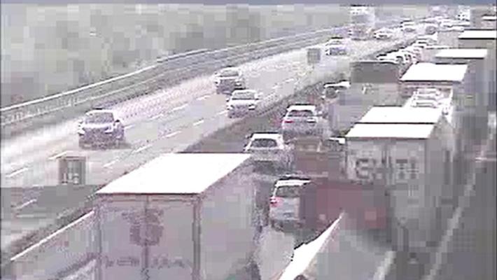 Un'altra mattina da incubo in A1: tamponamento tra tre camion e 15 km di coda tra Bivio con la A22 e Terre di Canossa. E verso Bologna 2 km di coda per curiosi