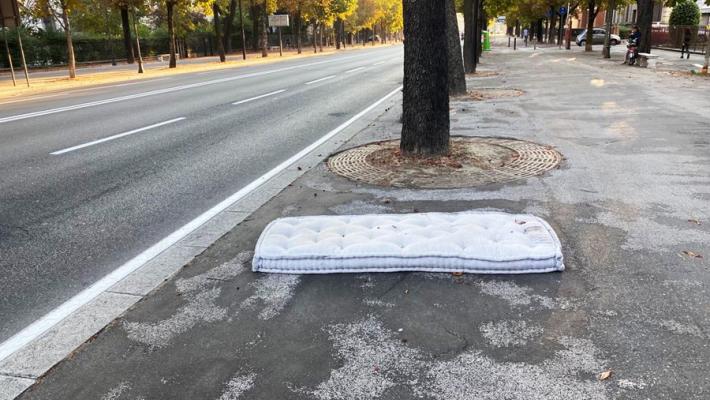 "Giorno numero 3: e il materasso resta nel controviale dello Stradone"