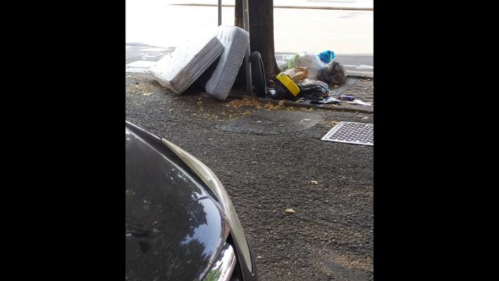 Via Gramsci, cartolina dai rifiuti abbandonati (da giorni)