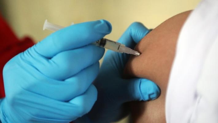 Terza dose di vaccino, c'è l'ok dell'Aifa. Il timing delle somministrazioni: primi gli immunodepressi