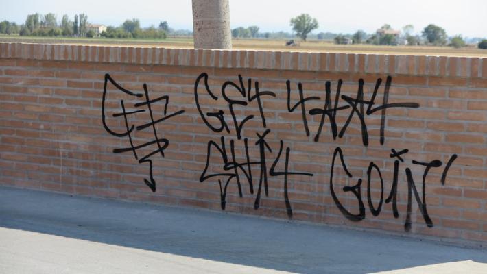 Sorbolo, ponte imbrattato con lo spray