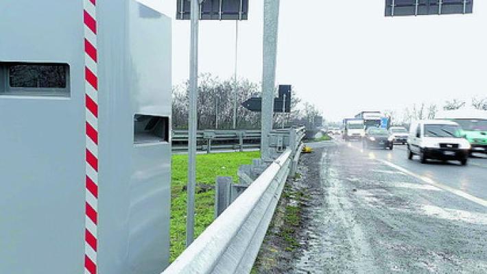 Nascondeva la targa per sfuggire agli autovelox, denunciato motociclista