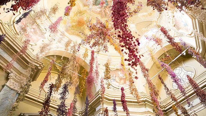 L’opera Florilegium coi suoi grappoli da 200.000 ﬁori diventa permanente