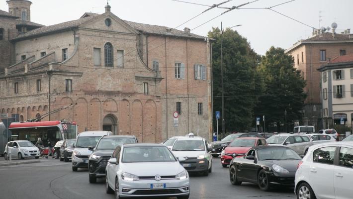 Viale Pasini a una corsia, traffico nel caos