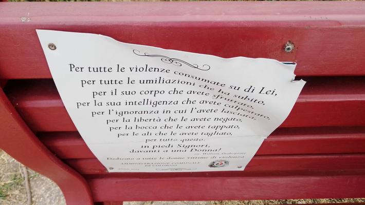 Colorno, panchina rossa con targa strappata