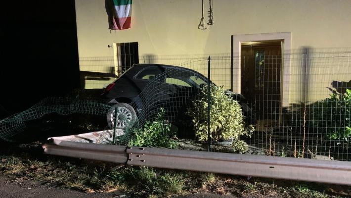 Torrile, auto che finiscono nel giardino. La proprietaria: "Fate qualcosa!"